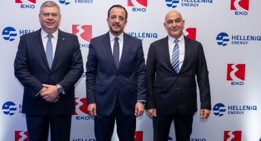 Στη φωτογραφία απεικονίζονται από αριστερά, ο Διευθύνων Σύμβουλος της HELLENiQ ENERGY κ. Ανδρέας Σιάμισιης, ο Πρόεδρος της Κυπριακής Δημοκρατίας κ. Νίκος Χριστοδουλίδης και ο Διευθύνων Σύμβουλος της EKO Κύπρου κ. Γιώργος Γρηγοράς.
