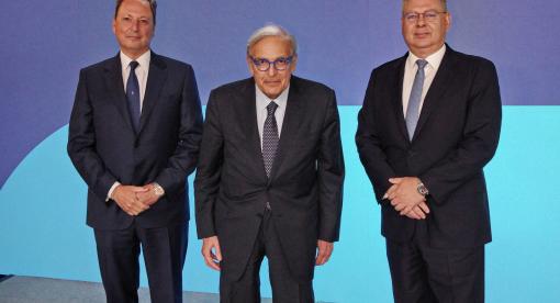 1.	Από αριστερά, ο νέος Πρόεδρος του Δ.Σ. της HELLENiQ ENERGY κ. Σπήλιος Λιβανός, o απερχόμενος Πρόεδρος κ. Γιάννης Παπαθανασίου και δίπλα του ο Διευθύνων Σύμβουλος κ. Ανδρέας Σιάμισιης.