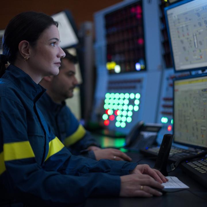 γυναίκα παρακολουθεί οθόνες συστημάτων