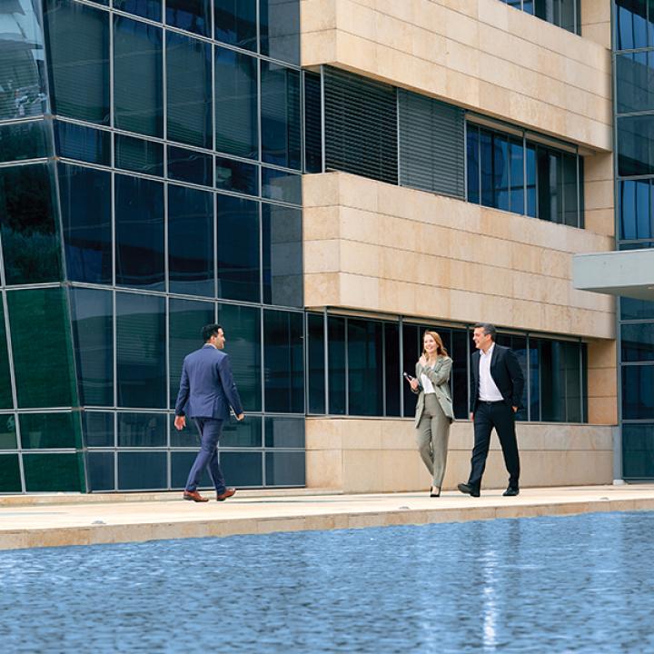 άνθρωποι περπατούν